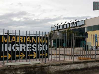 Pi� avanti un altro capannone senza vita: � quello di �Marianna�, un ex negozio di scarpe e abbigliamento